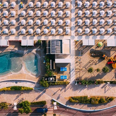 Hotel International Direttamente Sulla Sabbia Misano Adriatico Exterior foto